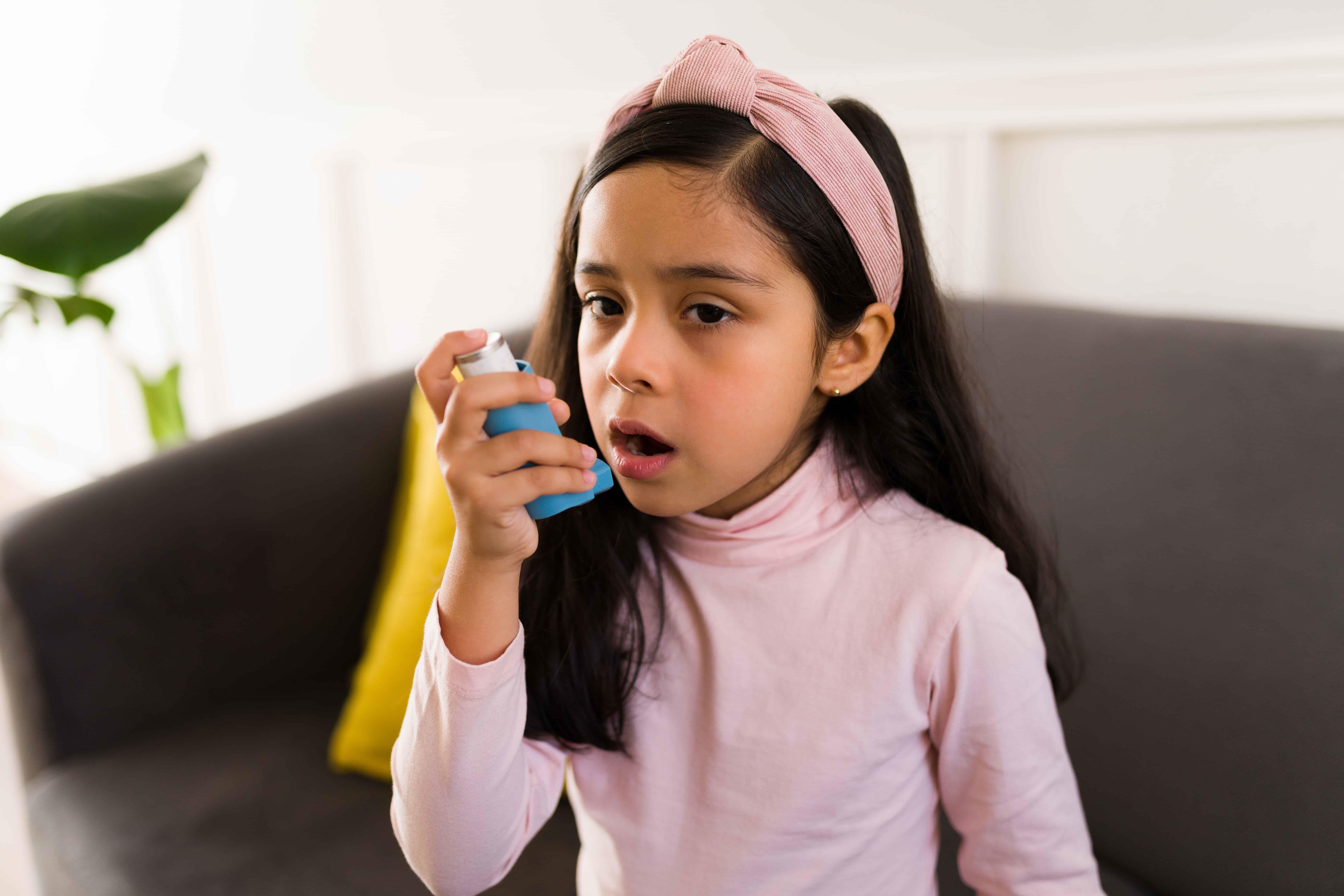 Niña con inhalador asma