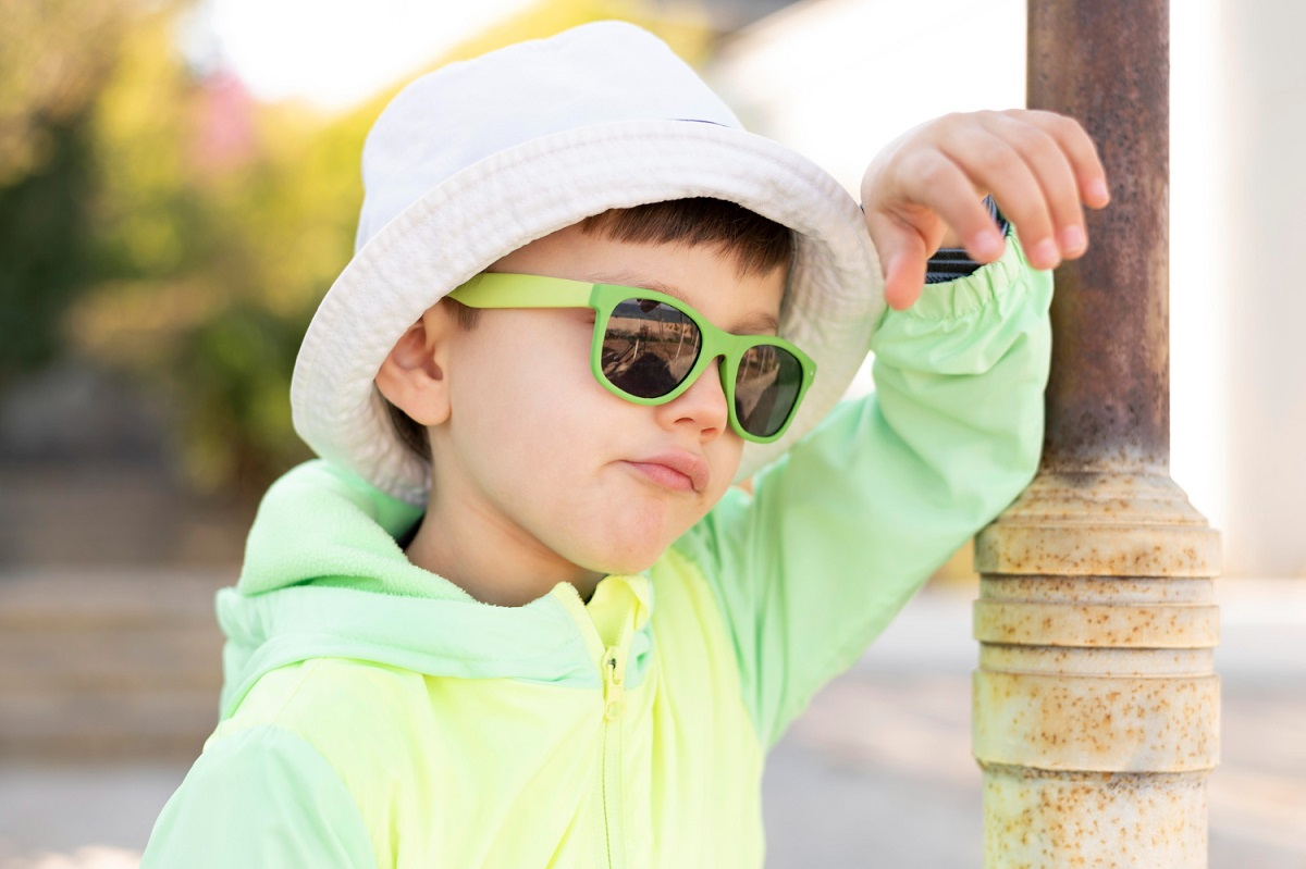 Niño con gorra y gafas de sol