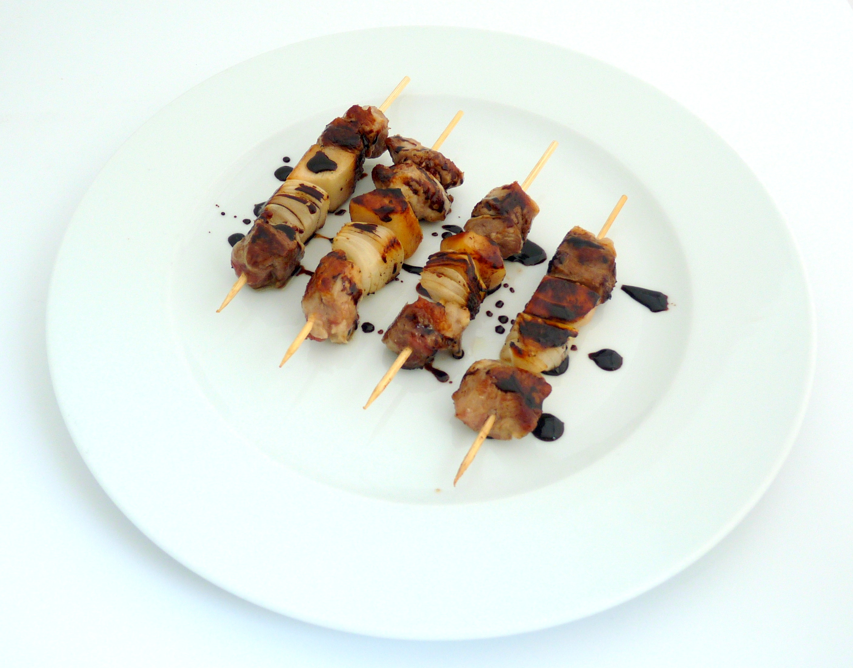 Brocheta de cordero con pera y cebolla