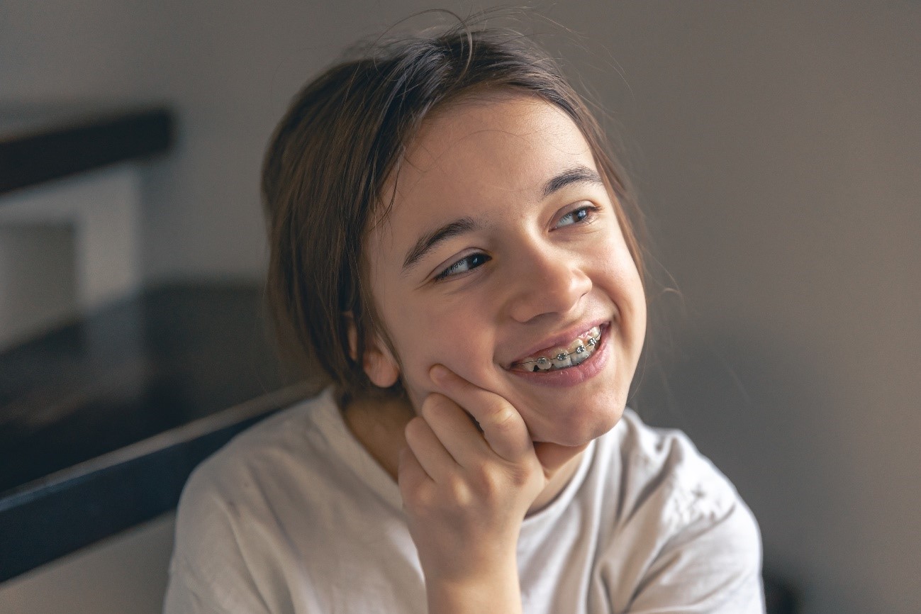 Chica sonriente con ortodoncia