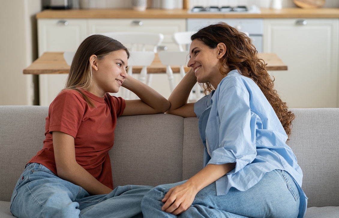 Mare i filla adolescent mantenint una conversa