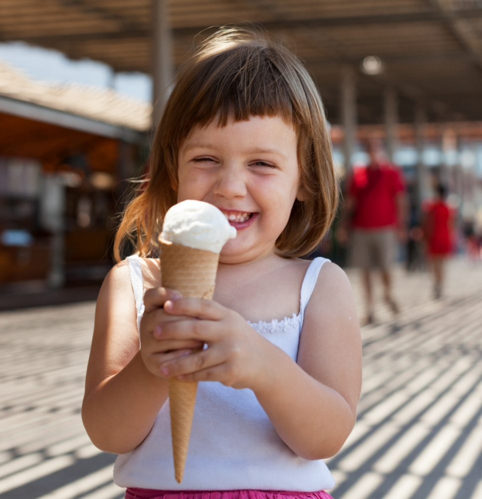 Nena petita amb gelat