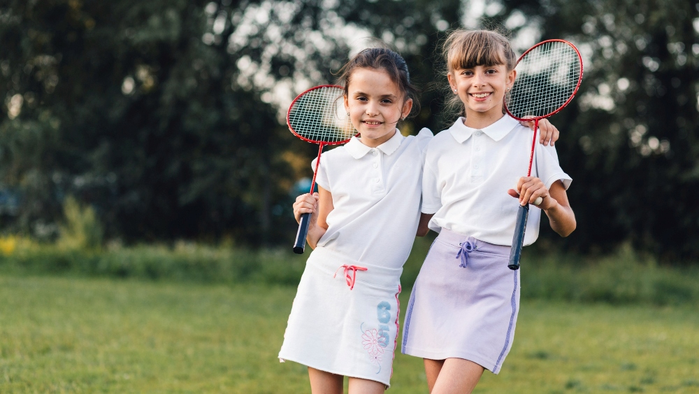 Nenes jugant al badminton