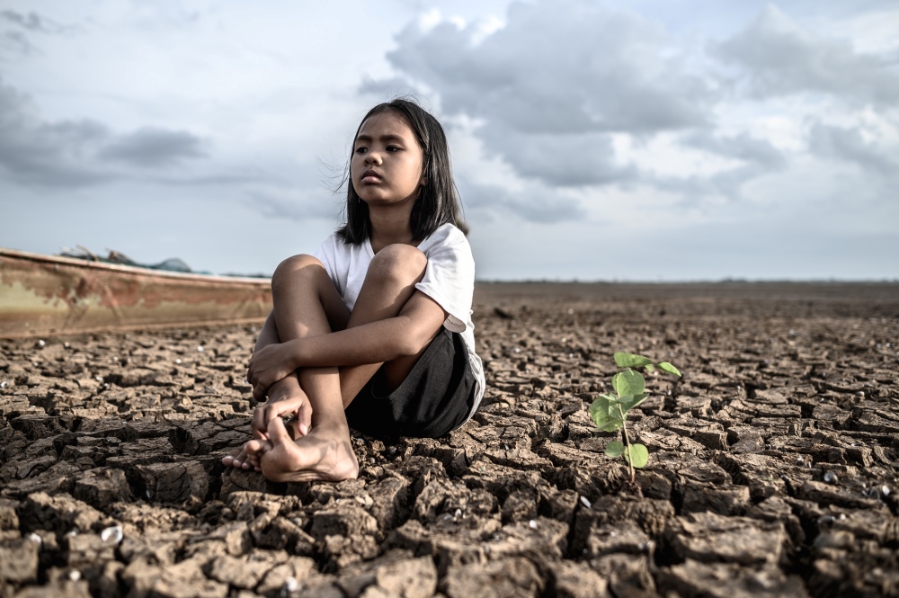 Niña en un territorio con sequía