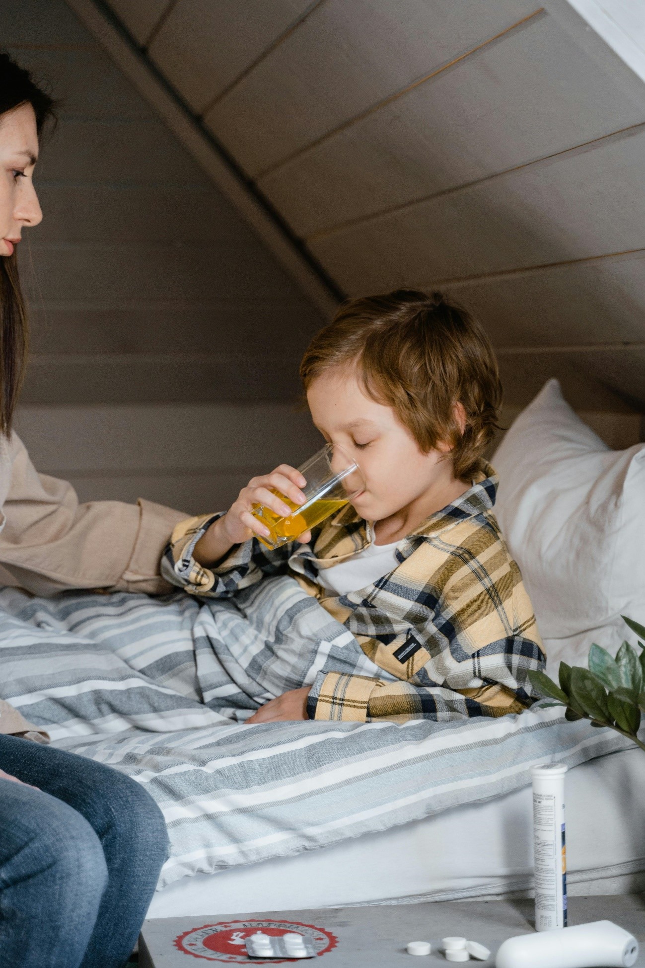 Niño en la cama bebiendo suero