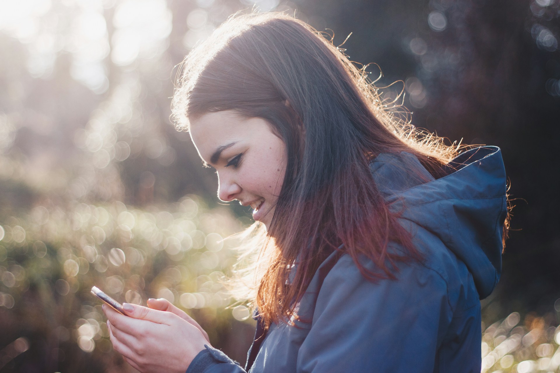 Adolescent amb el seu mòbil - Foto de Luke Porte de Unsplash