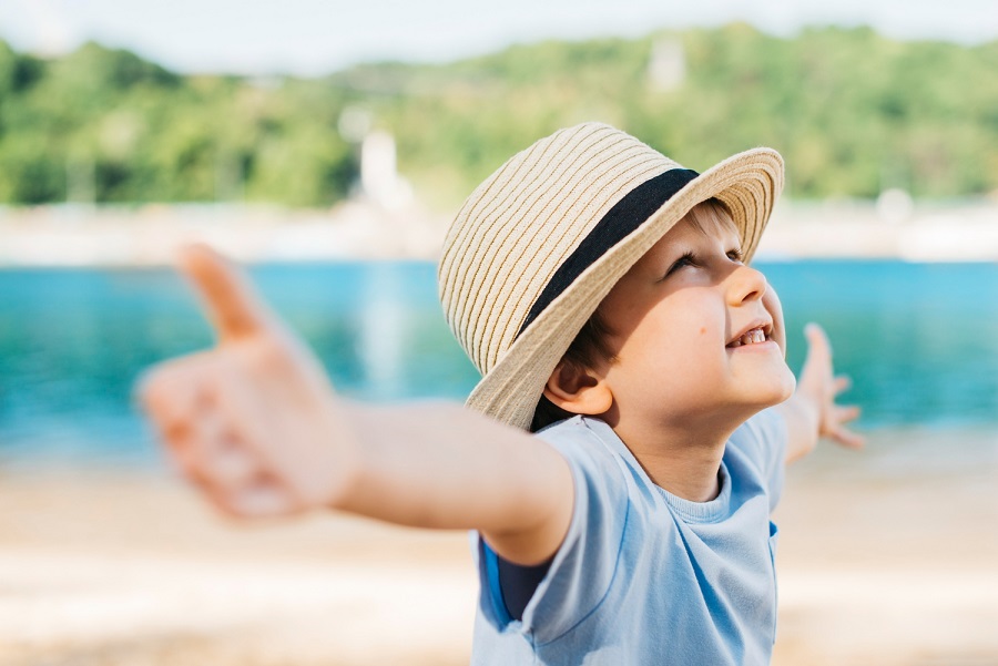 Niño con un sombrero disfrutando del verano - Freepik.