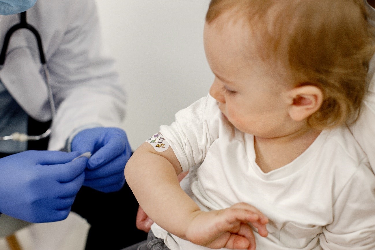 Bebé con tirita después de vacunarse