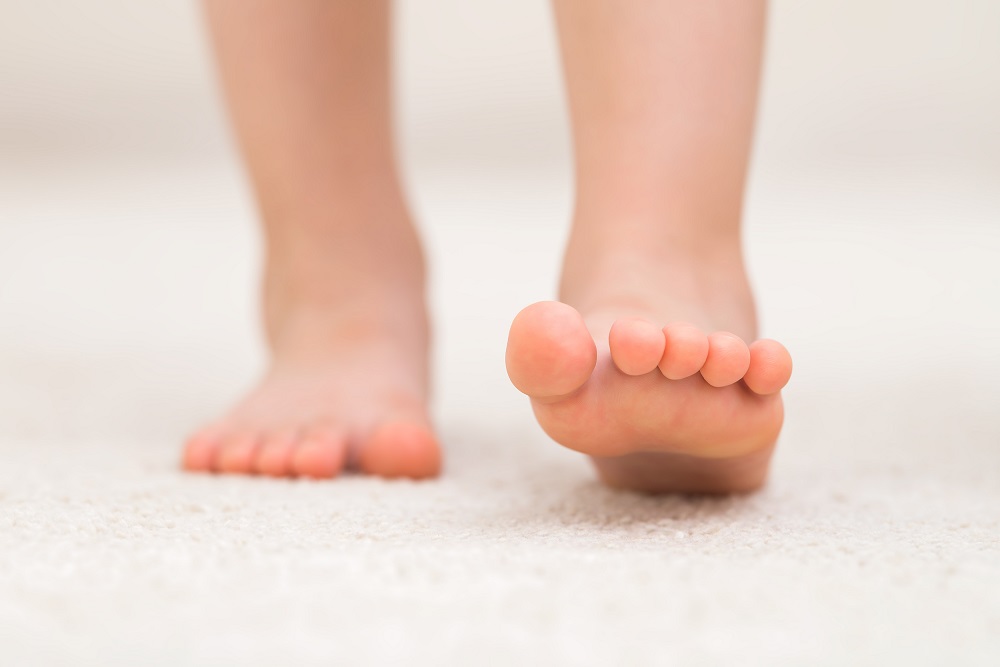 Imagen de unos pies de niño andando