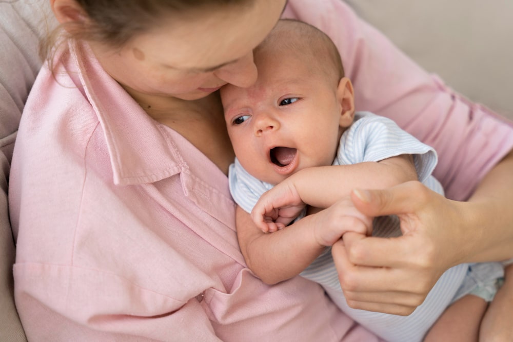 Madre con bebé. Freepik