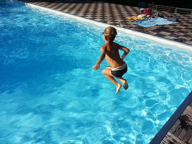 Niño saltando a la piscina. Pixabay