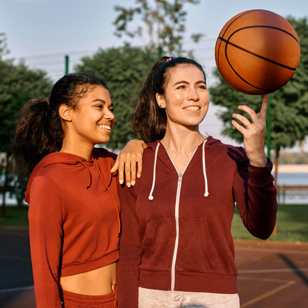 Noias adolescents jugant al basket. Freepik