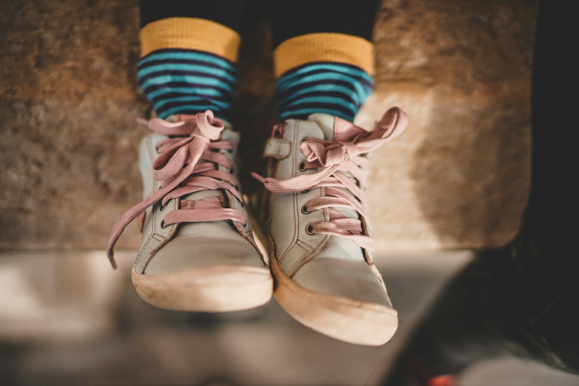 Zapatos de niño. Foto de Zan Lazarevic en Unsplash