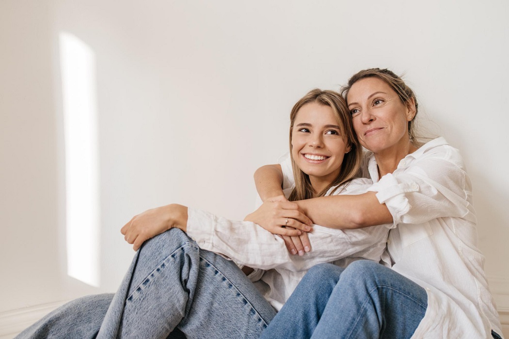 Mare abraçant a la seva filla adolescent - Imatge de lookstudio, Freepik.