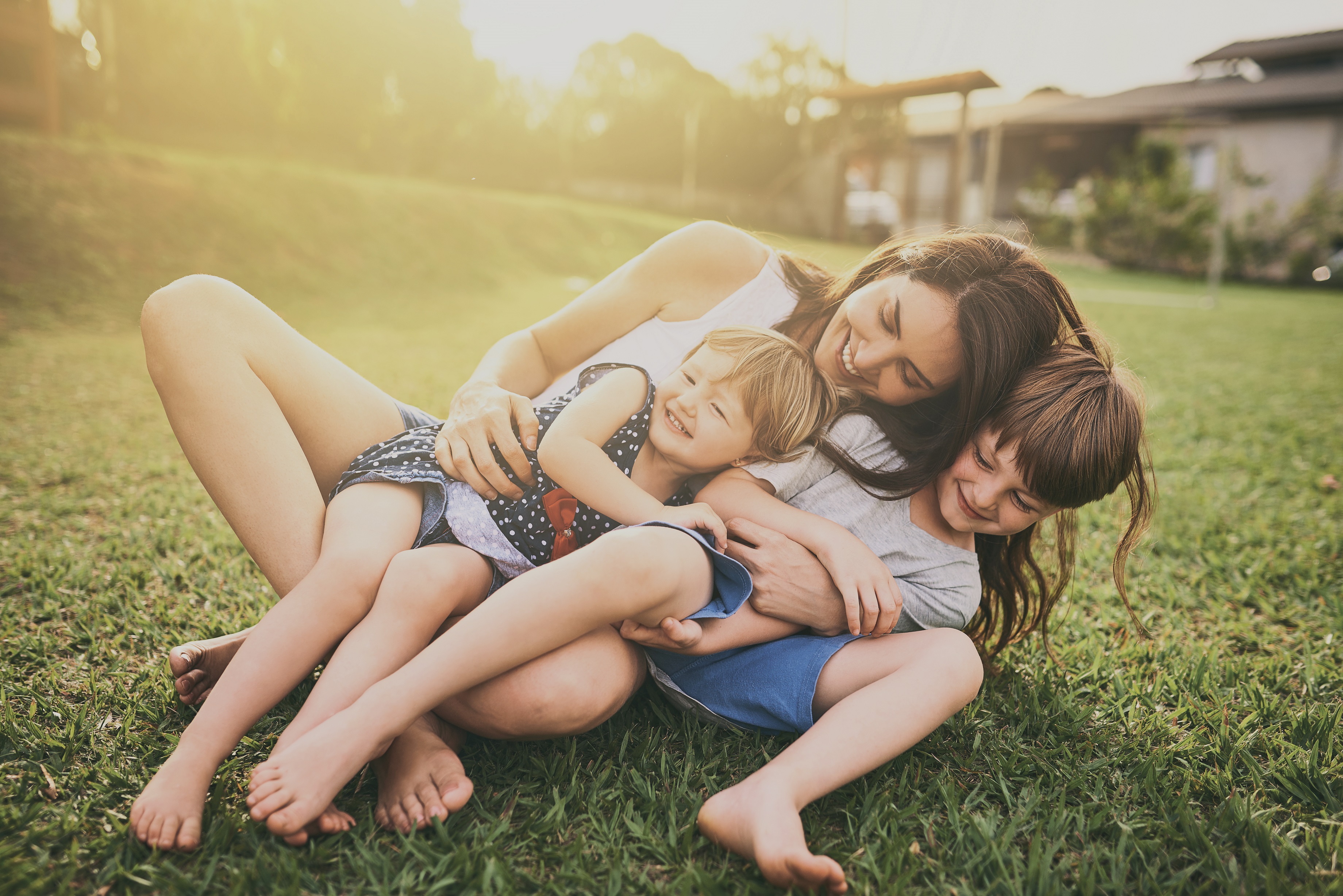 Madre con sus hijos al aire libre