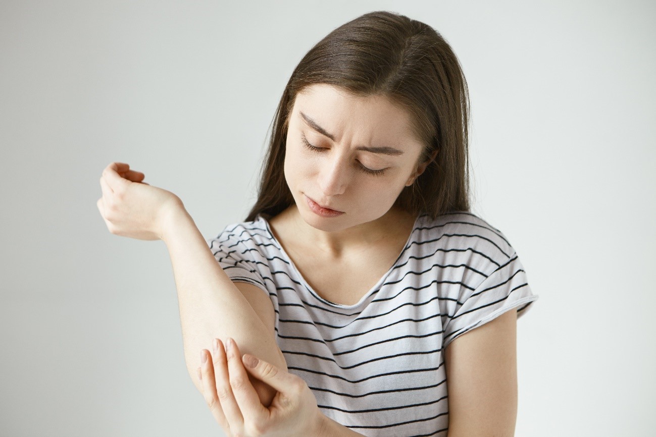 Chica con picor en el brazo