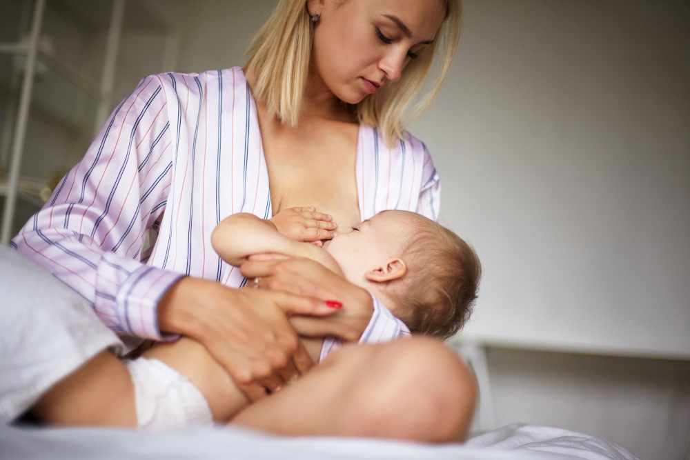 Madre amamantando a su bebé. Freepik