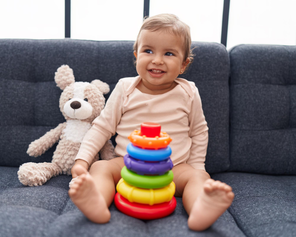 Niña con un juguete de piezas de colores- Foto de krakenimages, de Freepik