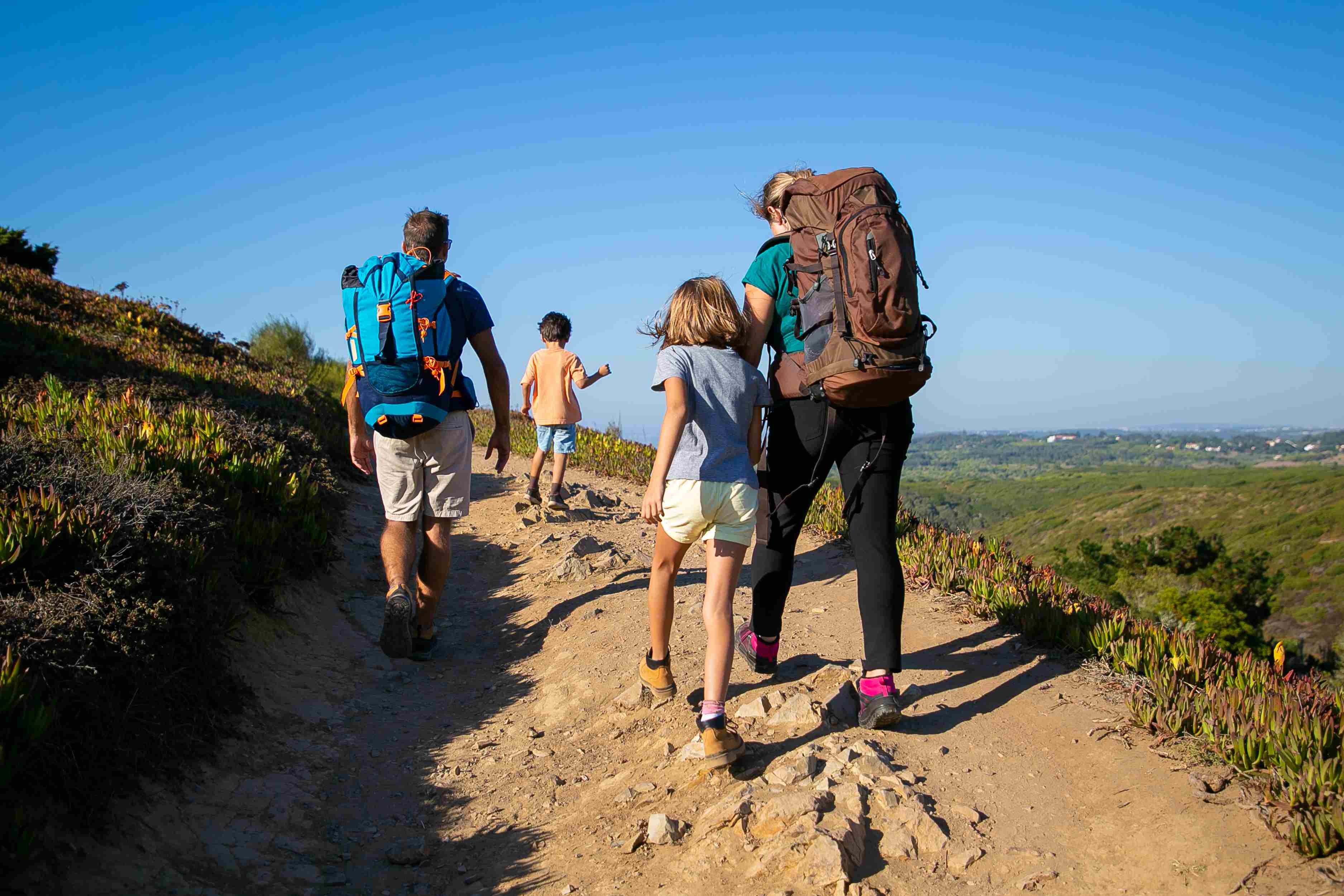 familia-caminando-camino-naturaleza