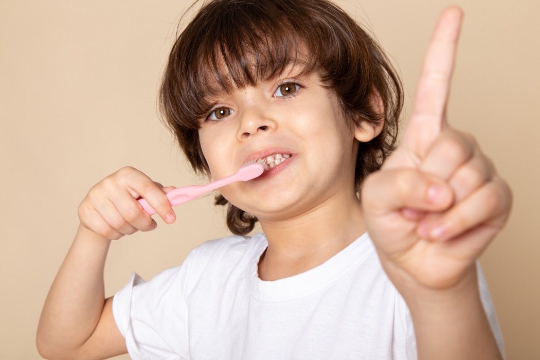 Quan cal començar a tenir cura i a netejar les dents dels nens?