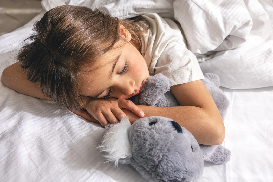 Niña durmiendo con su peluche - Imagen de pvproductions de freepik