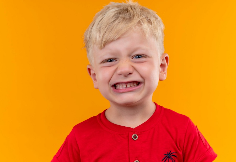 niño apretando los dientes, bruxismo - Imagen de freepik