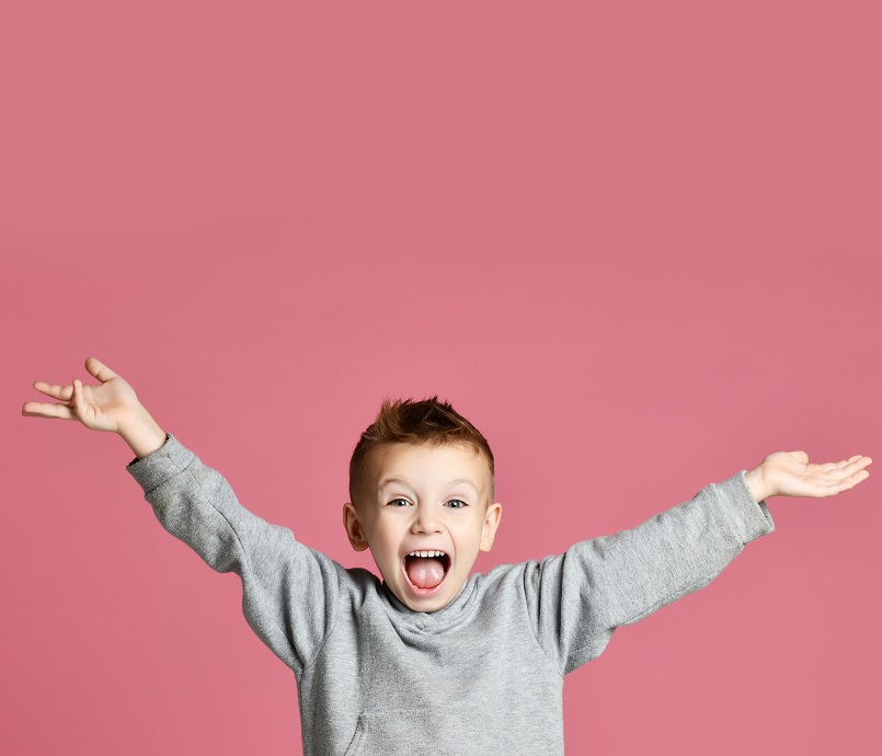 Niño gritando con las manos alzadadas - Imagen de adobe stock