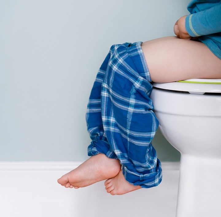 Niño sentado en el váter - Imagen de adobe stock