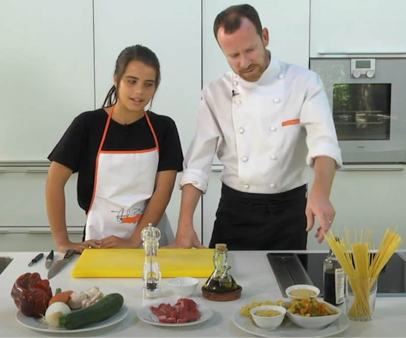 Pasta saltada amb verdures i vedella