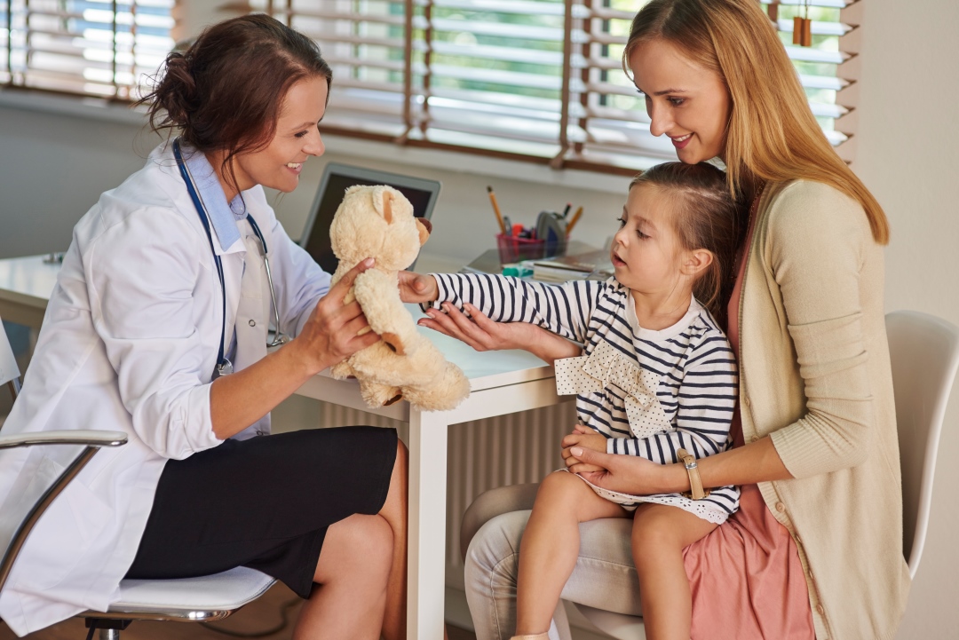 Pediatra con una madre y su hija