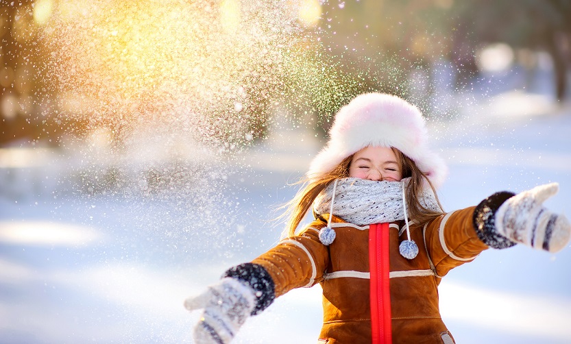 Niña jugando en la nieve - Fuente de la imagen: Adobe Stock Images