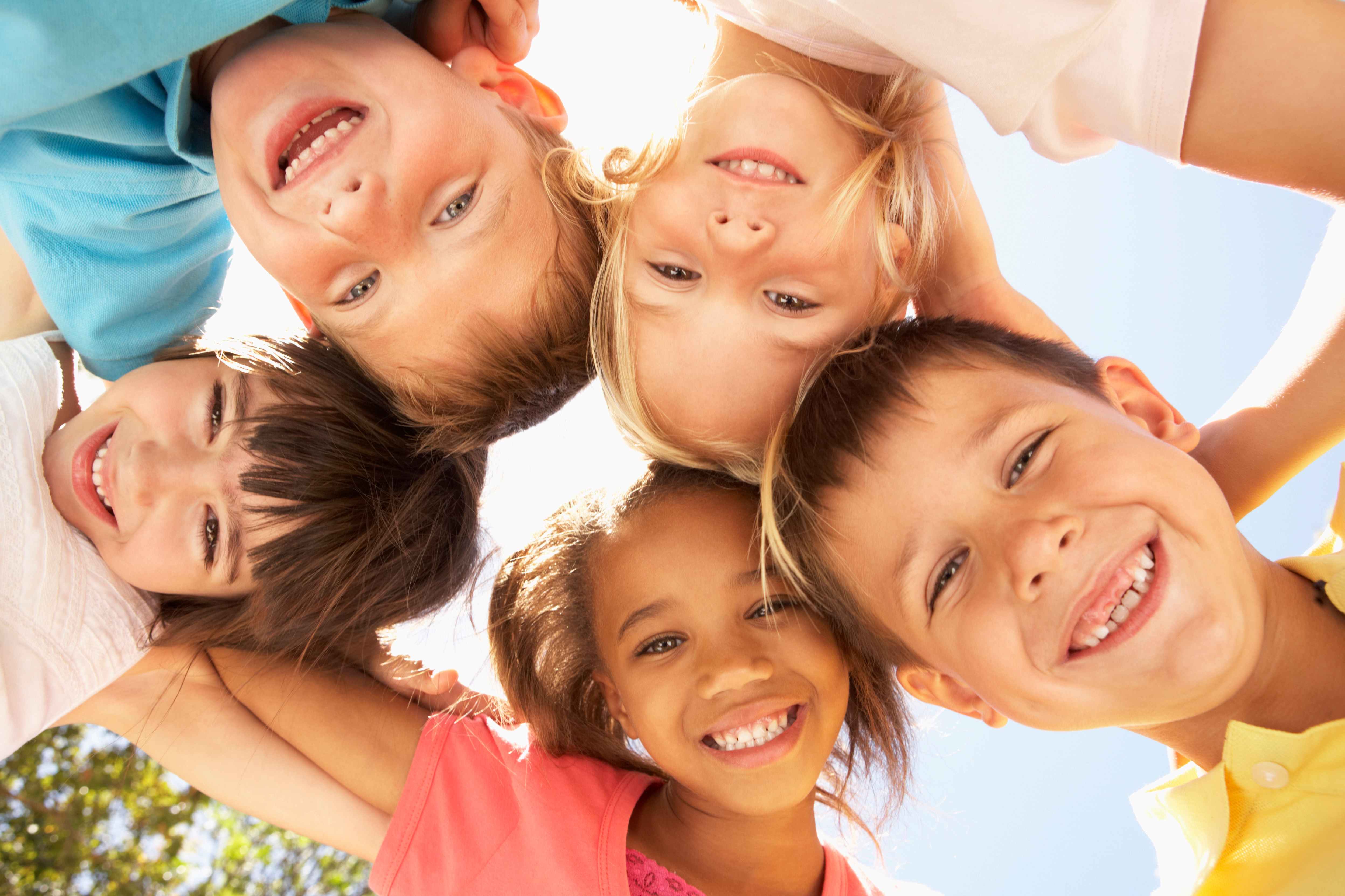 cabezas de niños juntos sonriendo