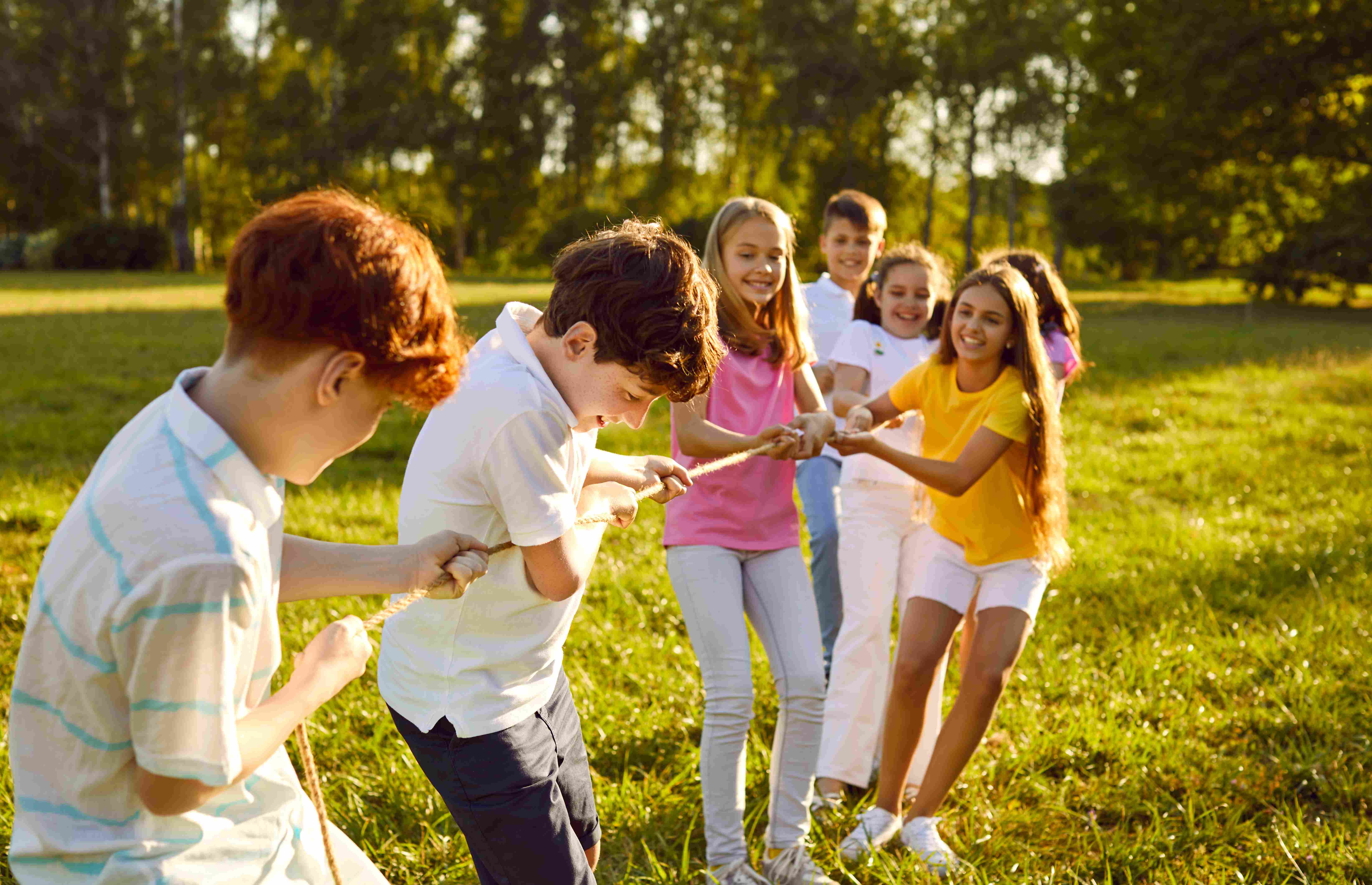 niños estirando una cuerda aire libre