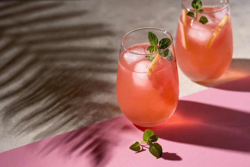 Piruletes de fruita gelada i llimonada rosa