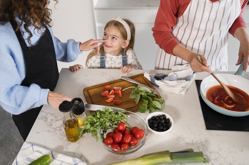 Cocinar en familia, un hábito divertido y muy saludable