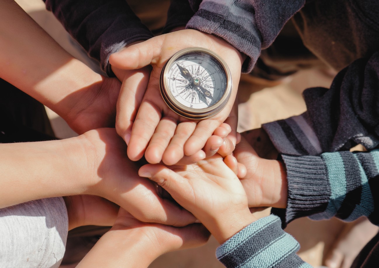 Familia sosteniendo brújula