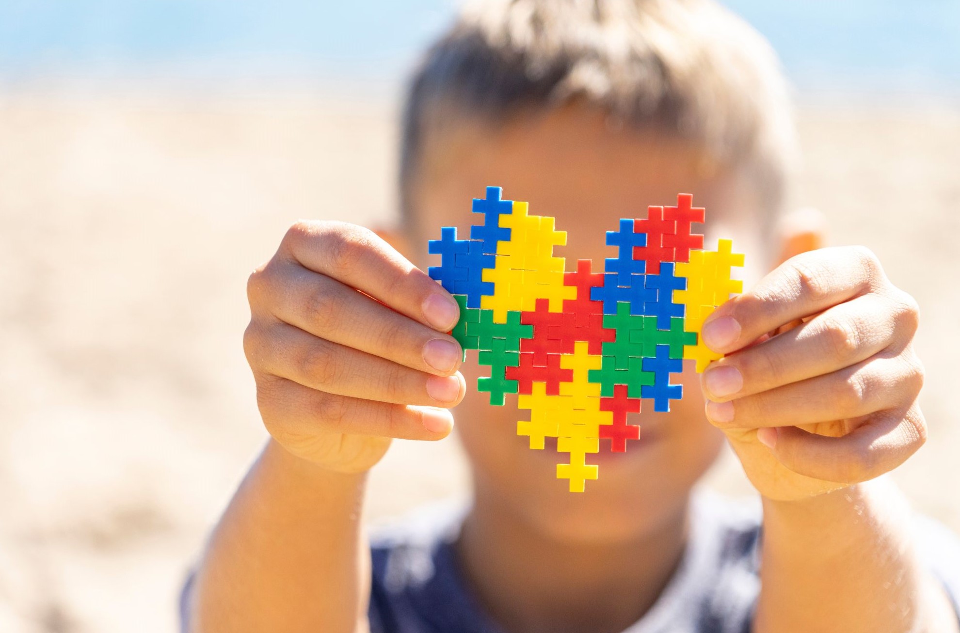 Nen subjectant cor fet amb peces de puzle