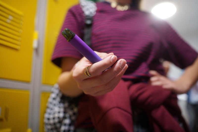 Riscos de l'ús de vapejadors a l'adolescència: què han de saber les famílies?