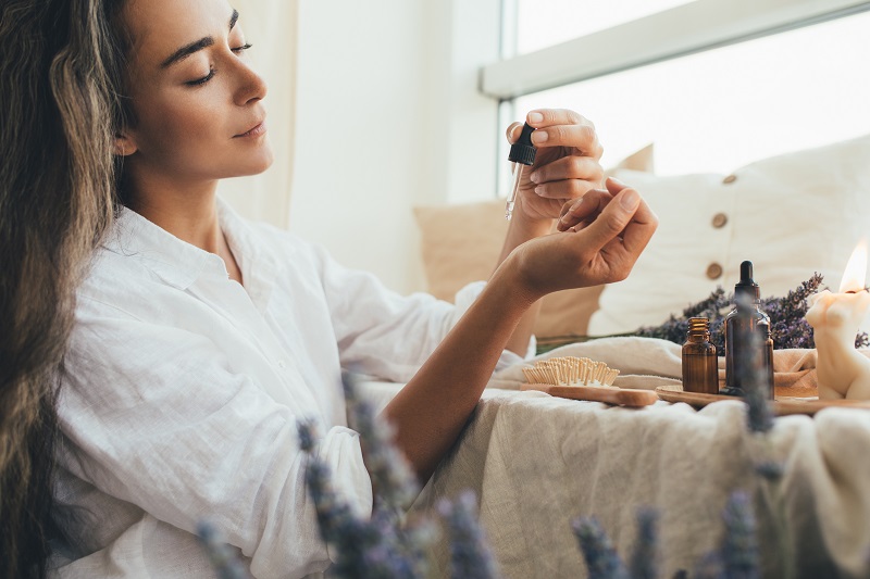 los aceites esenciales ayudan a aliviar el dolor menstrual