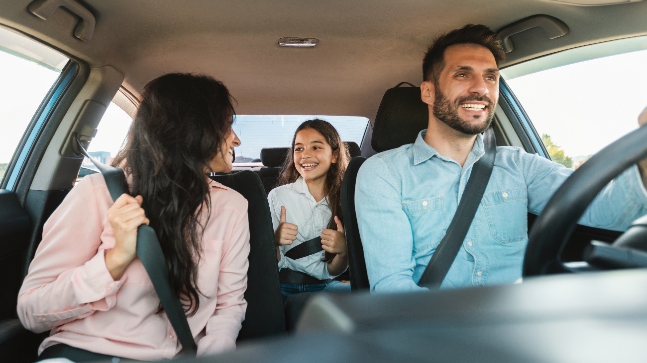 Familia viajando en coche