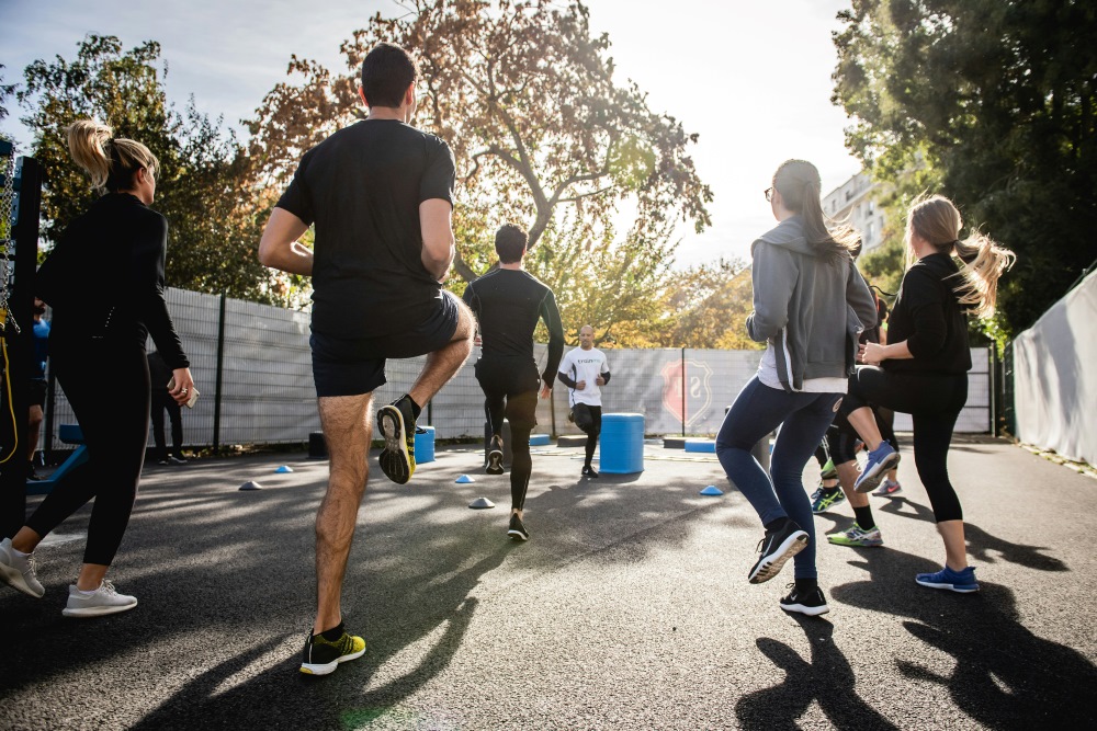  Gent practicant esport al carrer en grup