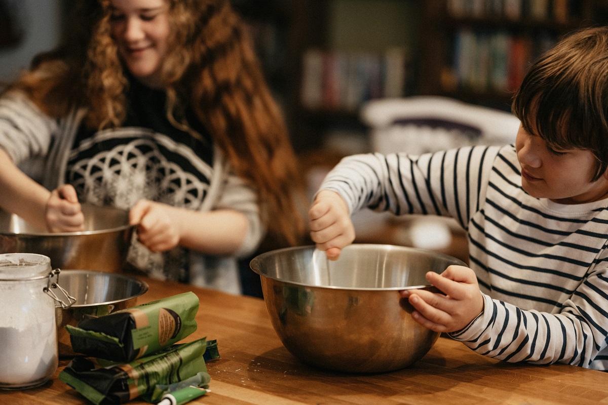 Niños cocinando para comer mejor