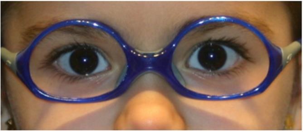 Niño con gafas infantiles