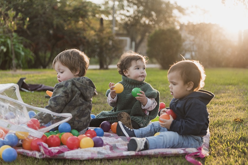 niños jugando en el parque